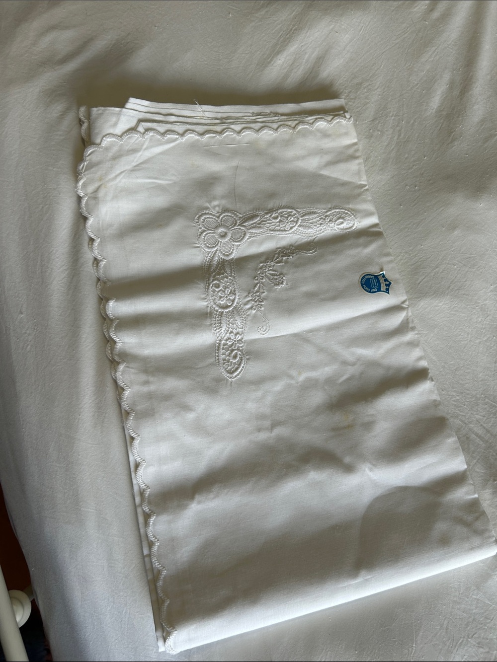 Classic White Embroidered Bedspread - Timeless Elegance